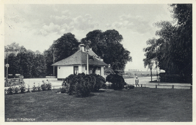 7350 Gezicht op het tolhuis aan de Hoofdstraat/Eemweg te Baarn uit het zuidwesten.